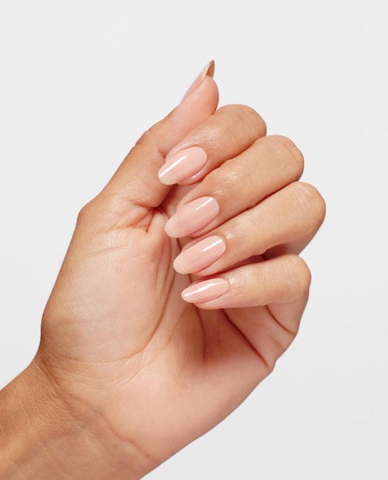 Hand met nagels gelakt in een transparante, lichtroze kleur.