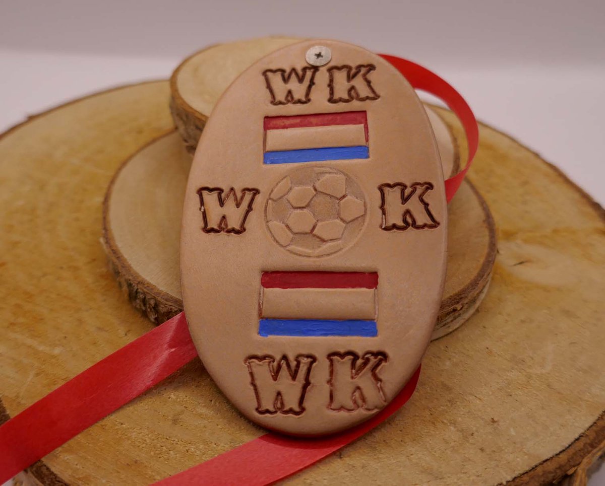 Voetbal toernooi 2026 lederen medaille WK Nederlandse vlag - leren medaille voor WK in Amerika, Canada en Mexico - WK artikel - handmade lederen medaille speciaal voor WK 2026 - WK fan een uniek item voor de wedstrijden - oranje voetbal fan medaille
