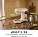 Crème keukenmixer met alle accessoires uitgestald: deeghaak, garde, menghaak, spatdeksel en spatel.