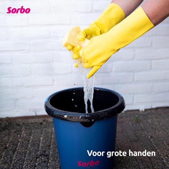 Gele Sorbo huishoudhandschoenen in gebruik met een spons boven een blauwe emmer.