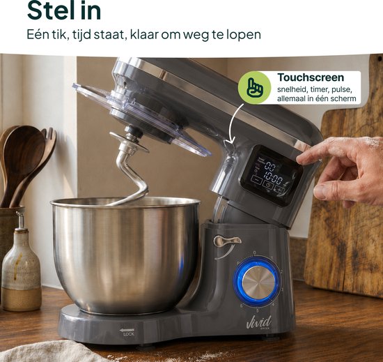 Grijze keukenmixer met deeghaak, die deeg kneedt. Een hand bedient het touchscreen display.