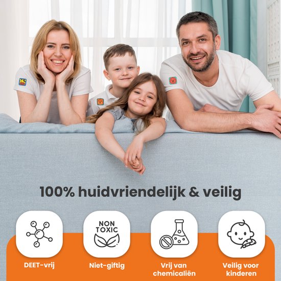 Familie met stickers op kleding. "100% huidvriendelijk & veilig" met iconen voor DEET-vrij, Niet-giftig, Vrij van chemicaliën, Veilig voor kinderen.
