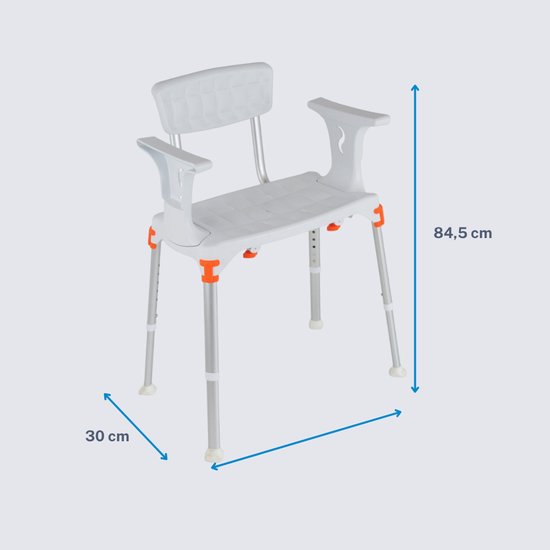 Witte douchestoel met rugleuning en armleuningen. Hoogte 84,5 cm, breedte 30 cm, verstelbare poten met oranje details.