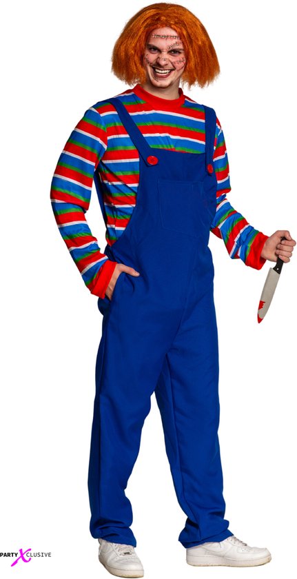 Man verkleed als pop met oranje pruik, gestreept shirt, blauwe tuinbroek en nep littekens op gezicht.