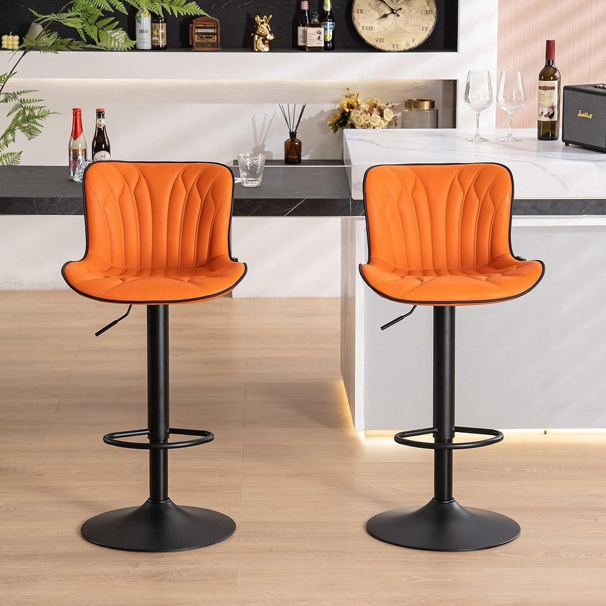 Barkruk Set van 2 Verstelbaar 48 x 83 x 54 cm – Draaibare Barstoelen met Rugleuning en Voetensteun – Luxe Kunstleer Keukenkrukken in oranje – Urbanhome