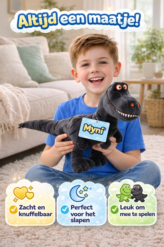 Een lachende jongen met een blauw shirt houdt een zwarte pluche dinosaurus vast. De dinosaure heeft grote ogen en een label met 'Myni'.