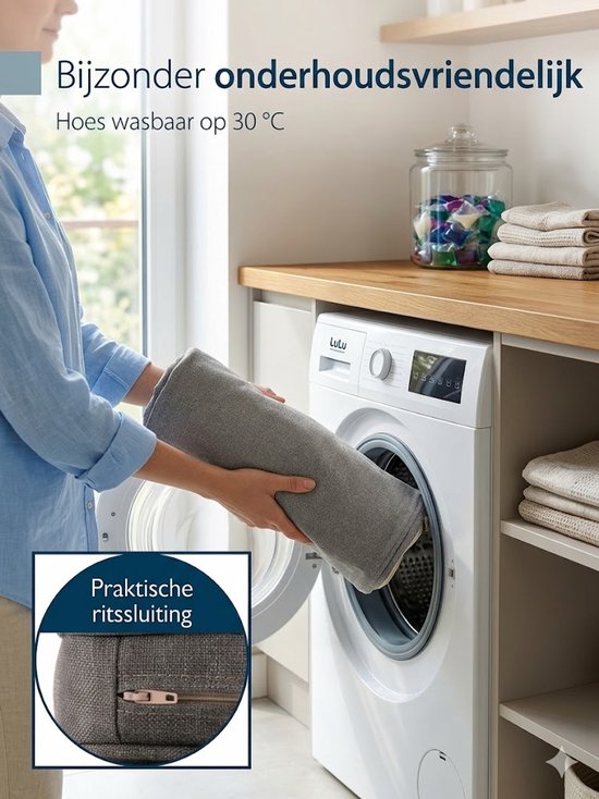 Grijze handdoek wordt in een wasmachine gestopt, diep donkergrijs bankkussen met ritssluiting.