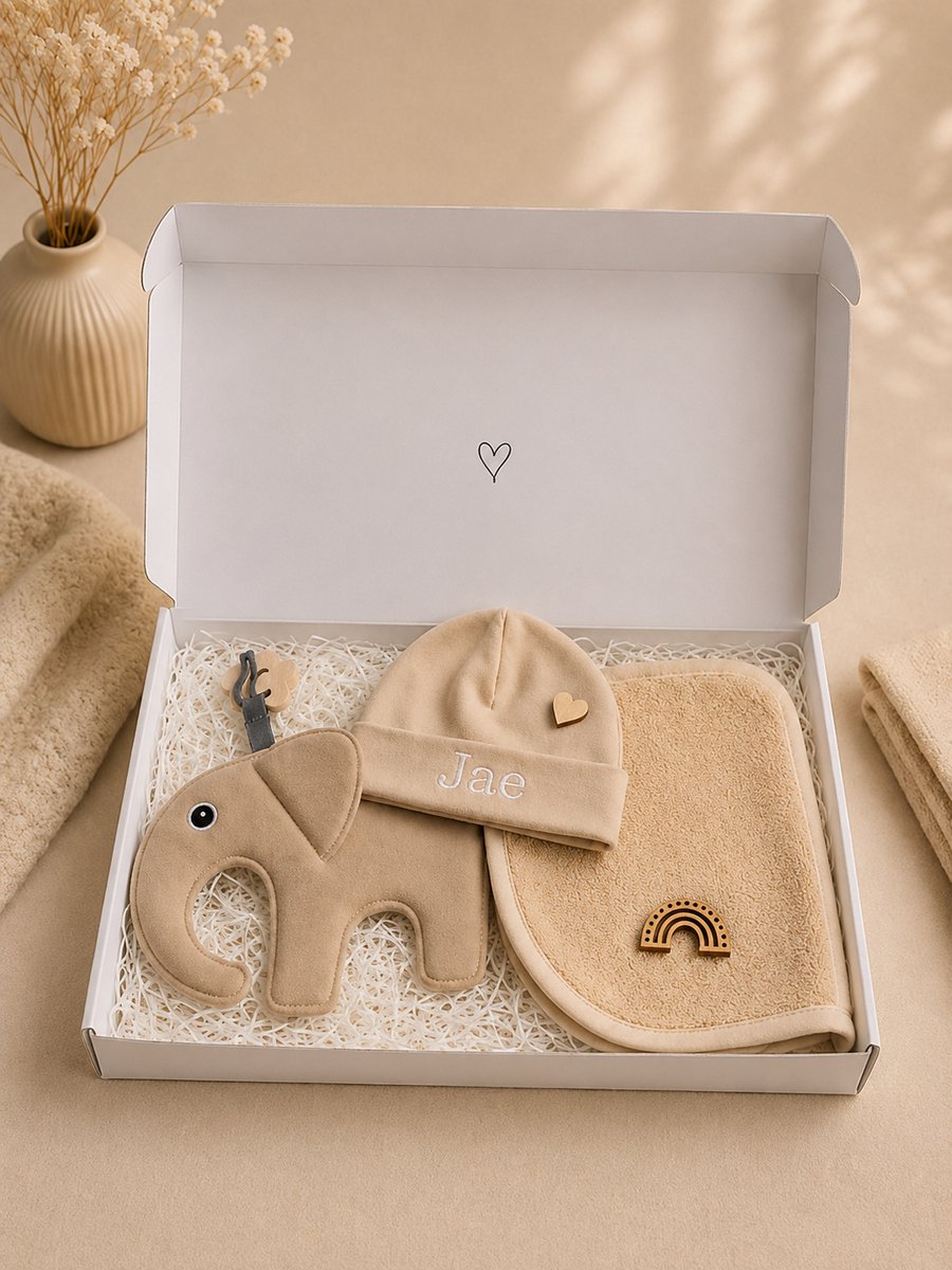 Kraamcadeau Unisex – Gepersonaliseerd Babyshower Cadeau Set met Naam naar keuze | Gender Reveal & Baby Cadeau Box (Mutsje, Spuugdoekje, Knuffeldoekje Beige)