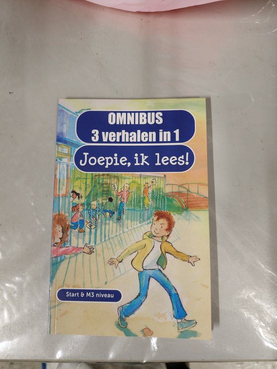 Boek 'OMNIBUS 3 verhalen in 1 Joepie, ik lees!' met een jongen op de voorgrond en kinderen op een schoolplein.