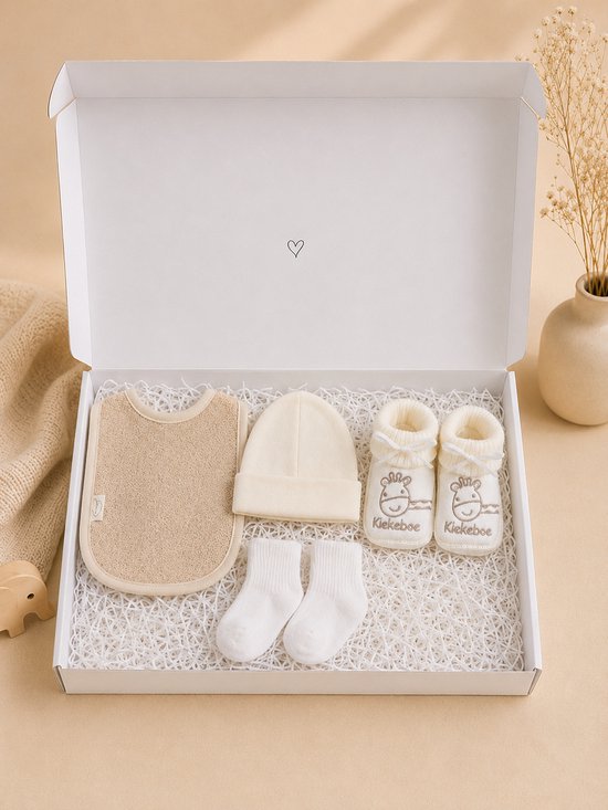 Blijeitje - Kraamcadeau Baby Geschenkset – Slofjes, Mutsje, Slab & Sokjes – Inclusief Cadeaudoos en Kaartje – Unisex Beige/Wit