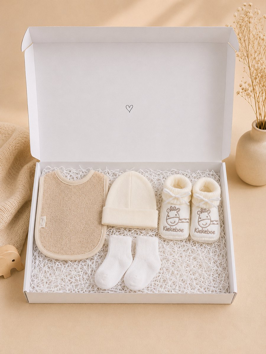 Blijeitje - Kraamcadeau Baby Geschenkset – Slofjes, Mutsje, Slab & Sokjes – Inclusief Cadeaudoos en Kaartje – Unisex Beige/Wit