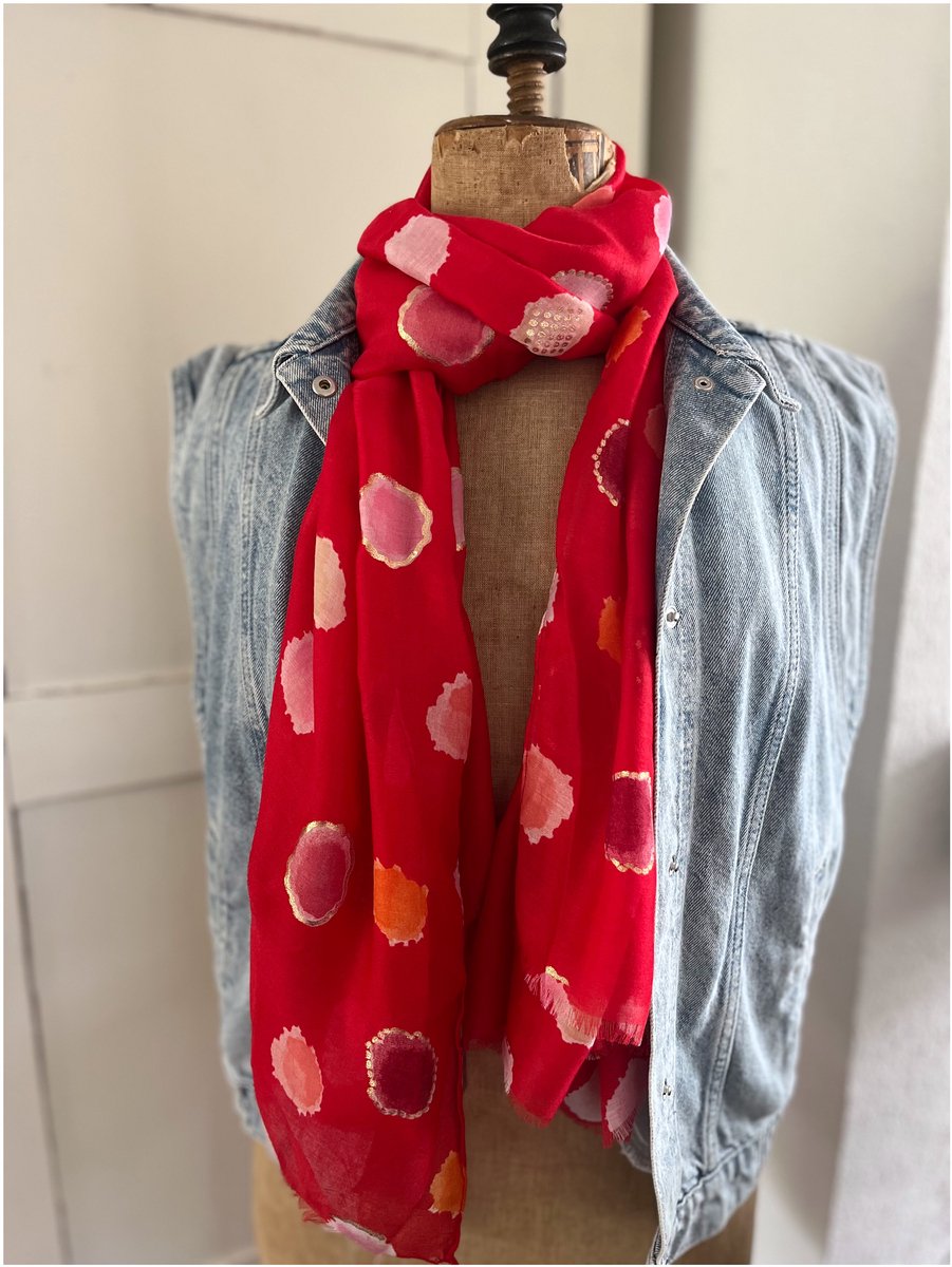 Rode damessjaal met cirkelprint en goud accenten. Feestelijke shawl, gelegenheid, viscose met katoen, natuurlijke kwaliteit stof, luchtige sjaal, rood, fancy chique, gelegenheid accessoire