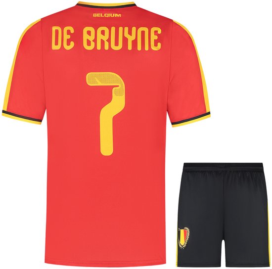 Dos d'un maillot de football rouge avec 'DE BRUYNE 7' en jaune. Short noir avec bande jaune. Blason belge sur le short.