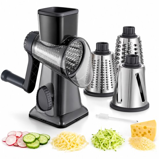 Râpe rotative noire avec trois tambours interchangeables. À côté de la râpe, on trouve du fromage râpé, des carottes, des radis, des concombres et un morceau de fromage.