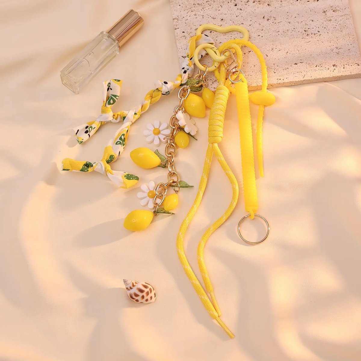 Y2K Tas Bedel Citroen – Gele Bag Charm met Bloemen – Tas Accessoire