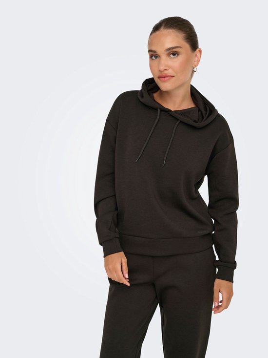 Donkerbruine hoodie met trekkoordjes en een 'ONLY PLAY' logo op de borst, gedragen door een model.