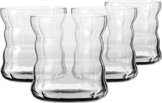 Ensemble de quatre verres à latte KROSNO vides, au design ondulé distinctif, sur fond blanc.
