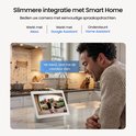 Man bedient Reolink deurbel via Google Nest Hub. Scherm toont twee jongens bij de voordeur. Tekst: "Hé Alexa, laat me de voordeur zien."