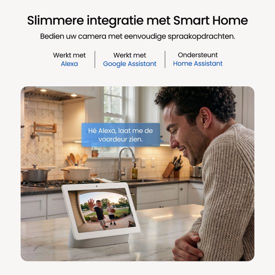 Man bedient Reolink deurbel via Google Nest Hub. Scherm toont twee jongens bij de voordeur. Tekst: "Hé Alexa, laat me de voordeur zien."