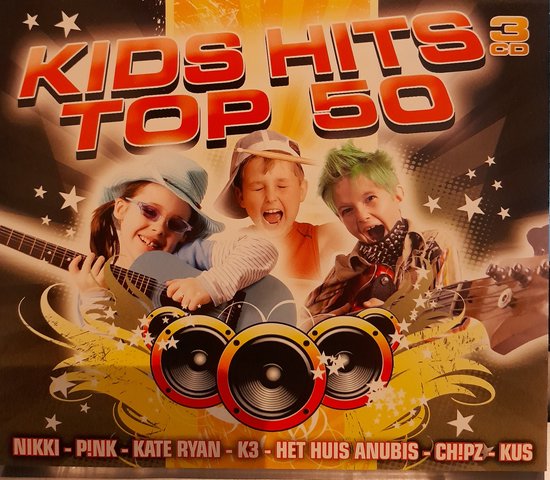 Albumhoes met de titel "KIDS HITS TOP 50". Drie kinderen met gitaren en lachende gezichten, omringd door luidsprekers en sterren.