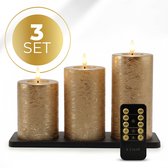 Drie gouden, oplaadbare KENN® stompkaarsen op een zwarte houder met afstandsbediening.