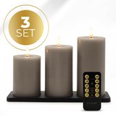 Set van 3 taupe LED stompkaarsen op een zwarte houder, met afstandsbediening.