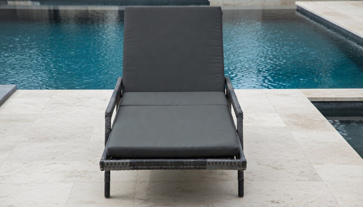 Luxe Polyrotan Zonnebed met Kussen en Verstelbare Rugleuning – Grijs – Weerbestendig Tuinligstoel voor Terras en Balkon – Comfortabel Relaxen – MedaHomeStore