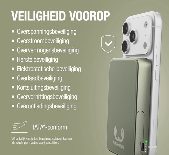 Een groene powerbank, voorzien van een schild-icoon en de tekst 'IATA*-conform', is bevestigd aan de achterkant van een witte smartphone.