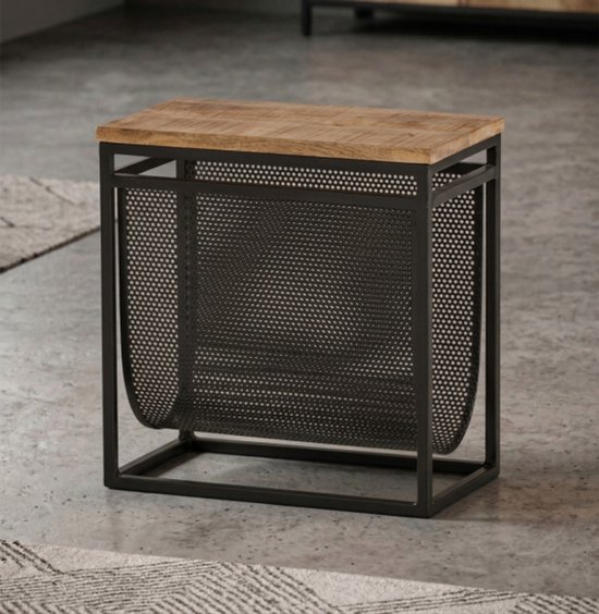 Bijzettafel met houten blad en zwart metalen mand, staand op een grijze vloer.