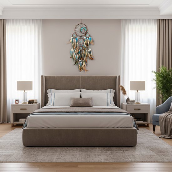 Dromenvanger met blauwe en bruine veren hangend boven een groot bed in een slaapkamer.
