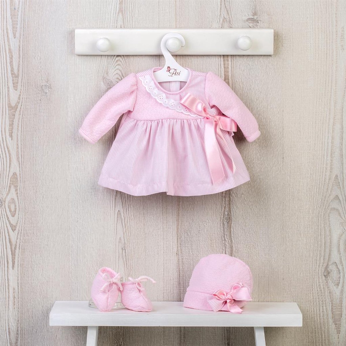 Asi poppenkleding - jurk met mutsje en schoentjes - roze - poppenoutfit.