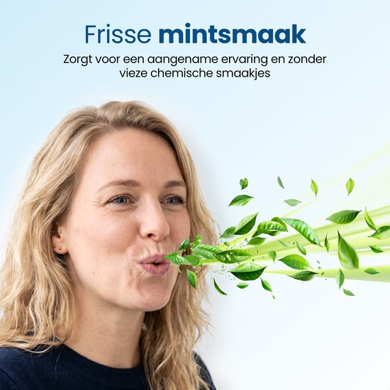 Blonde vrouw blaast groene bladeren en muntblaadjes, die een frisse muntsmaak symboliseren.