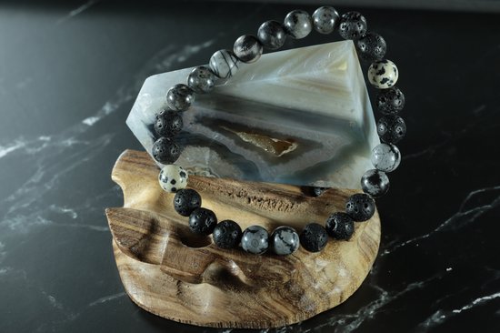 Armband met zwarte lavasteen, gevlekte witte en grijze stenen, en gestreepte grijze stenen.