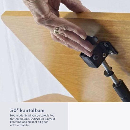 Hand die een houten tafelblad kantelt met behulp van een gasveer.