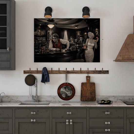 Zwart-wit schilderij van Marilyn Monroe met telefoon, Elvis Presley en Humphrey Bogart in een retro café.