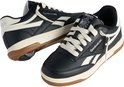 Zwarte Heelys sneakers met crèmekleurige accenten, veters en op de zool gemonteerde rollen.