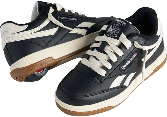 Zwarte Heelys sneakers met crèmekleurige accenten, veters en op de zool gemonteerde rollen.