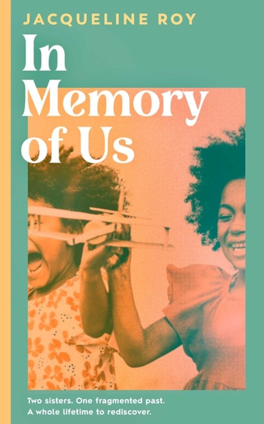 Boek 'In Memory of Us' van Jacqueline Roy, met twee lachende zussen, afgebeeld in een warme, oranje tint.