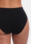 Achterkant van een zwarte naadloze bamboo basics slip, hoog uitgesneden.