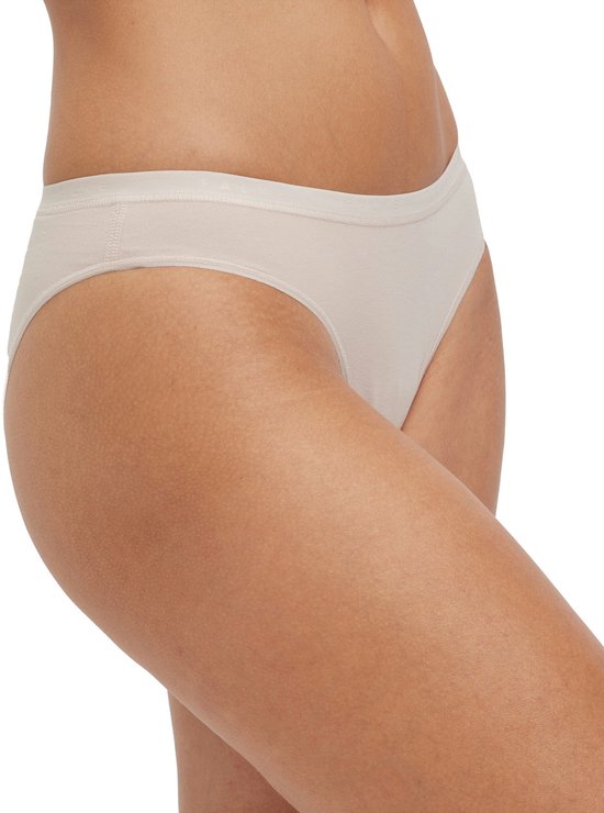 Gedetailleerde close-up van een lichtbeige dames slip.