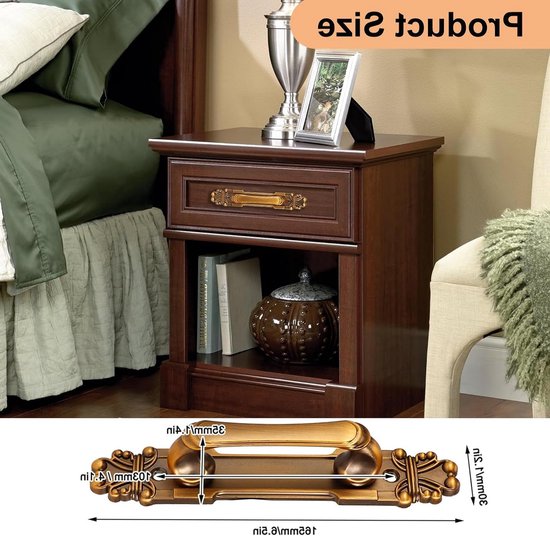 Antieke bronzen deurklink met sierlijke versieringen op de lade van een houten nachtkastje.