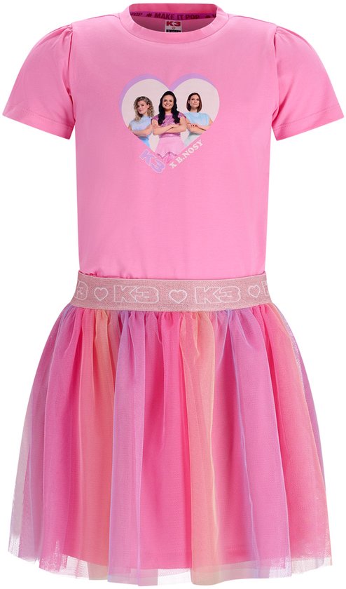 Roze t-shirt jurk met korte mouwen. Op de voorkant staat een hartvormige print van K3. De rok is een veelkleurige tutu met de tekst 'B.Nosy K3'.