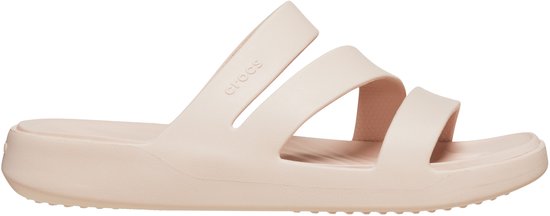 Zijaanzicht van een roze Crocs sandaal met drie bandjes en dikke zool.