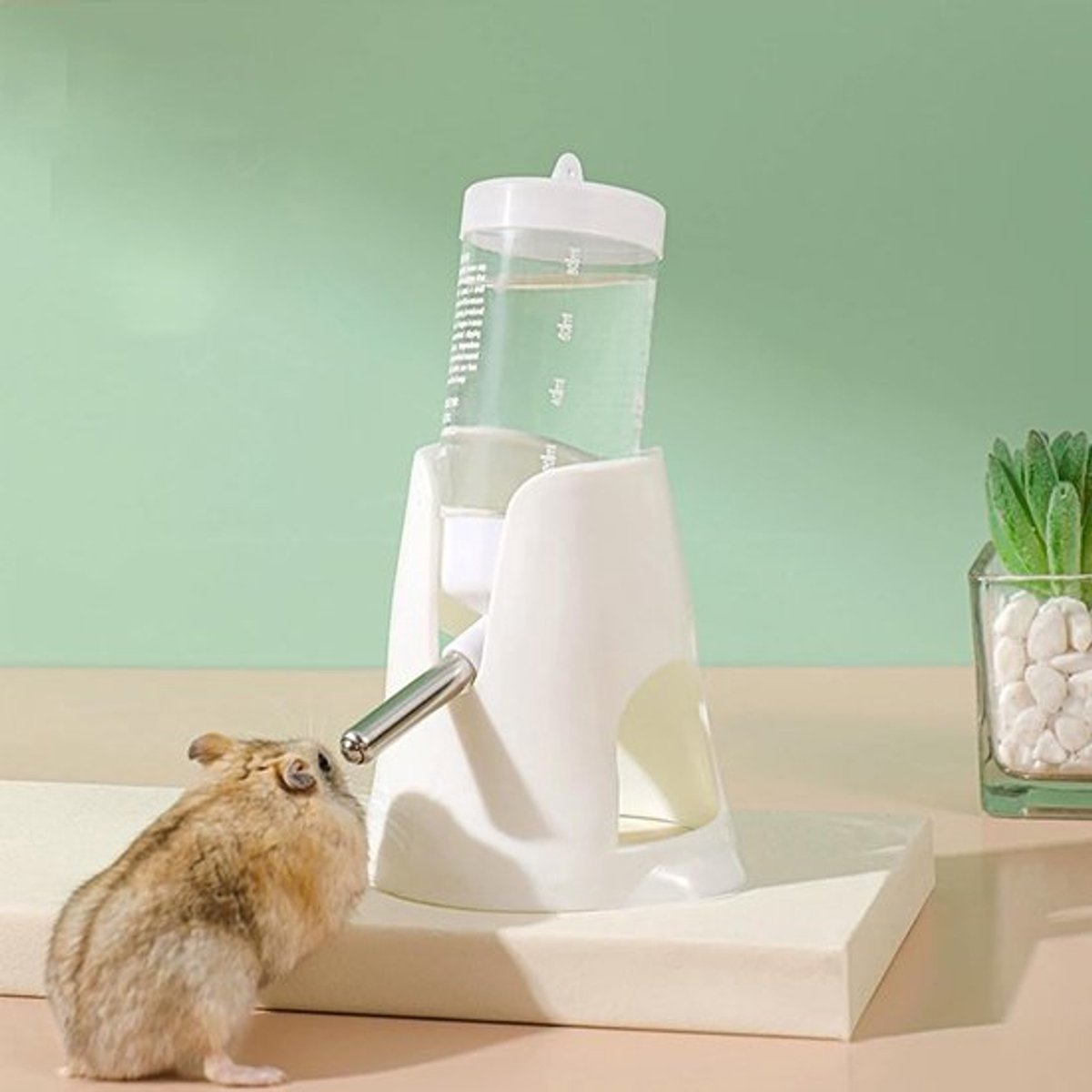 Witte hamsterwaterfles met standaard, voerbakbasis, automatische watervoerder, geschikt voor dwerghamsters, gerbils en andere kleine dieren.