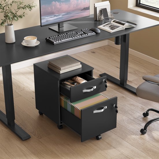 Zwarte archiefkast met open lades, mapjes en kantoorartikelen, onder een bureau.