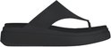 Tongs compensées noires Crocs avec une semelle épaisse et une large bride.