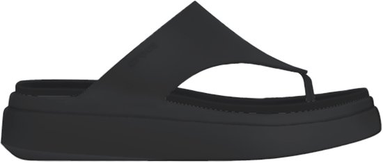 Tongs compensées noires Crocs avec une semelle épaisse et une large bride.