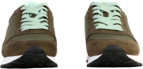 Vooraanzicht van twee groene sneakers met mintgroene veters en oranje accenten op de witte zool.