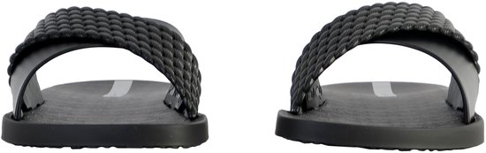 Zij aanzicht van twee zwarte Ipanema slippers met gevlochten banden.