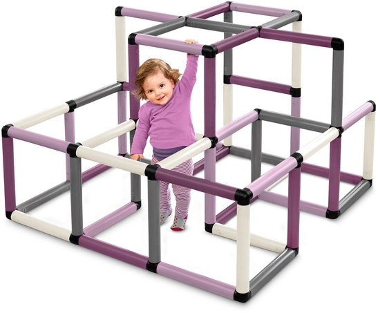 Baby hangt aan een klimrek met paarse, grijze en crème buizen, op een witte achtergrond.